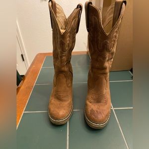 Roper size 5.5 cowgirl boot with a heel